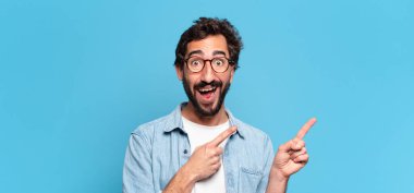 Genç, deli, sakallı adam. Mutlu ve şaşırmış ifade