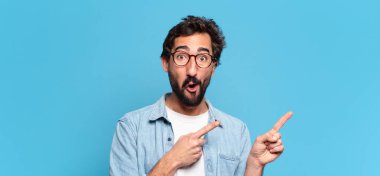 Genç, deli, sakallı adam. şok veya şaşırmış ifade