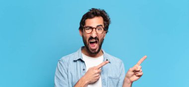 Genç çılgın sakallı adam kızgın bağırıyor.