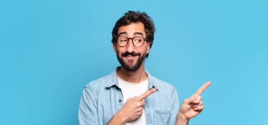 Genç, deli, sakallı adam. Mutlu ve şaşırmış ifade