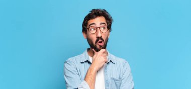 Genç, deli, sakallı adam. Düşünen ya da kuşkulu ifade