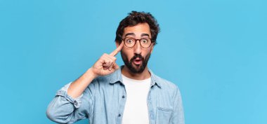 Genç, deli, sakallı adam. Düşünen ya da kuşkulu ifade