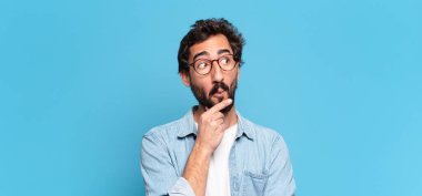 Genç, deli, sakallı adam. Düşünen ya da kuşkulu ifade