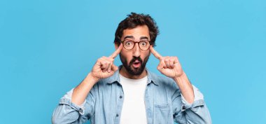 Genç, deli, sakallı adam. Düşünen ya da kuşkulu ifade