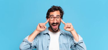 Genç, deli, sakallı adam. Düşünen ya da kuşkulu ifade