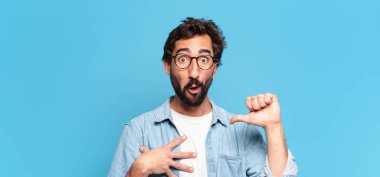 Genç, deli, sakallı adam. şok veya şaşırmış ifade