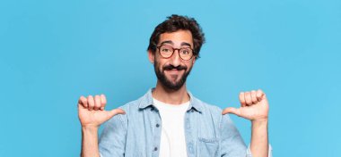 Genç çılgın sakallı adam gururlu yüz ifadesi