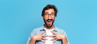 Genç çılgın sakallı adam gururlu yüz ifadesi