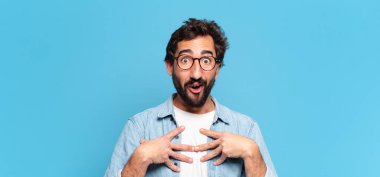 Genç, deli, sakallı adam. şok veya şaşırmış ifade