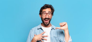 Genç, deli, sakallı adam. şok veya şaşırmış ifade