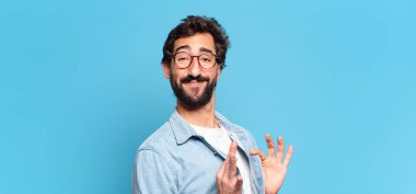 Genç çılgın sakallı adam gururlu yüz ifadesi