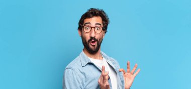 Genç, deli, sakallı adam. şok veya şaşırmış ifade