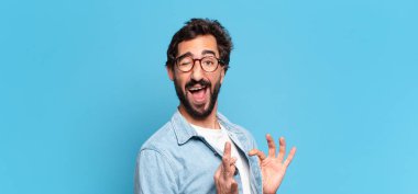 Genç çılgın sakallı adam gururlu yüz ifadesi