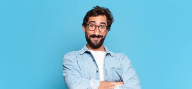 Genç, deli, sakallı adam. Mutlu ve şaşırmış ifade