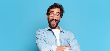 Genç, deli, sakallı adam. Mutlu ve şaşırmış ifade