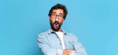 Genç çılgın sakallı adam gururlu yüz ifadesi