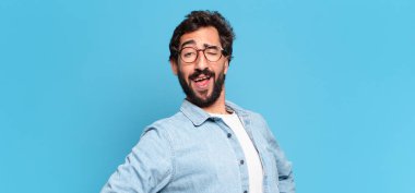 Genç çılgın sakallı adam gururlu yüz ifadesi