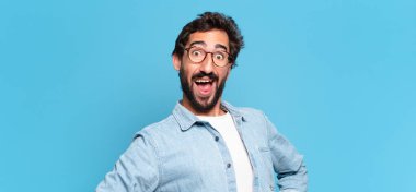 Genç çılgın sakallı adam gururlu yüz ifadesi