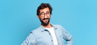 Genç çılgın sakallı adam gururlu yüz ifadesi