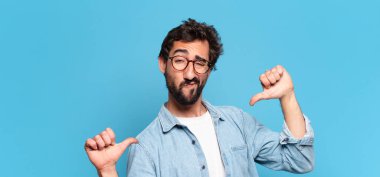 Genç çılgın sakallı adam gururlu yüz ifadesi