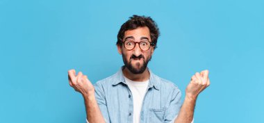 Genç çılgın sakallı adam