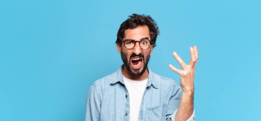 Genç çılgın sakallı adam