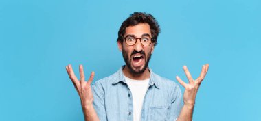 Genç çılgın sakallı adam