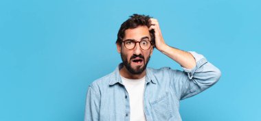 Genç çılgın sakallı adam