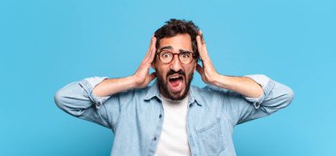 Genç çılgın sakallı adam