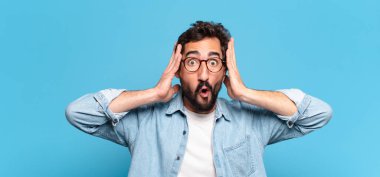 Genç, deli, sakallı adam. şok veya şaşırmış ifade