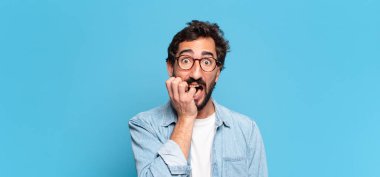 Genç çılgın sakallı adam