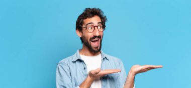 Genç, deli, sakallı adam. şok veya şaşırmış ifade