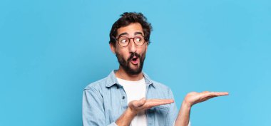 Genç, deli, sakallı adam. şok veya şaşırmış ifade