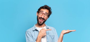 Genç, deli, sakallı adam. Mutlu ve şaşırmış ifade