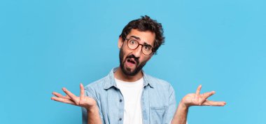 Genç, deli, sakallı, kafası karışık bir adam.