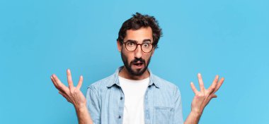 Genç çılgın sakallı adam