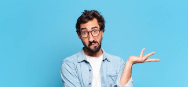 Genç, deli, sakallı, kafası karışık bir adam.