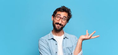 Genç, deli, sakallı, kafası karışık bir adam.