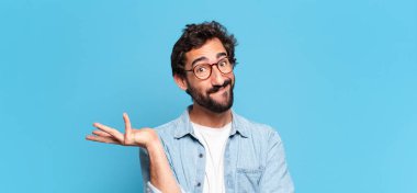 Genç, deli, sakallı, kafası karışık bir adam.