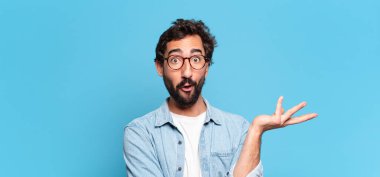 Genç, deli, sakallı adam. şok veya şaşırmış ifade