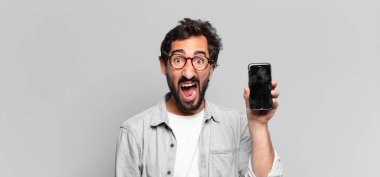 Genç, deli, sakallı adam. telefon ekranı kavramı