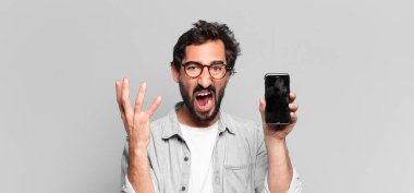 Genç, deli, sakallı adam. telefon ekranı kavramı