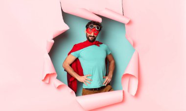 Çılgın süper kahraman adam gururlu yüz ifadesi