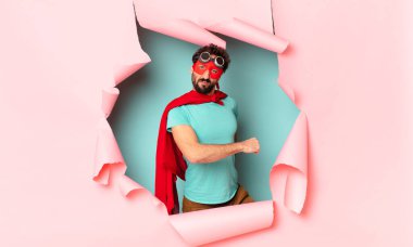 Çılgın süper kahraman adam gururlu yüz ifadesi