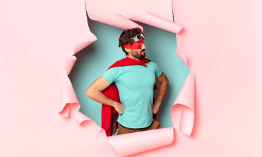 Çılgın süper kahraman adam gururlu yüz ifadesi