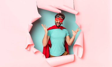 Çılgın süper kahraman adam. şok veya şaşırmış ifade