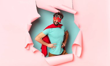 Çılgın süper kahraman adam gururlu yüz ifadesi