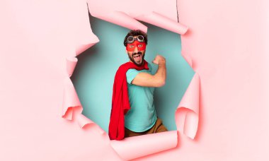 Çılgın süper kahraman adam gururlu yüz ifadesi