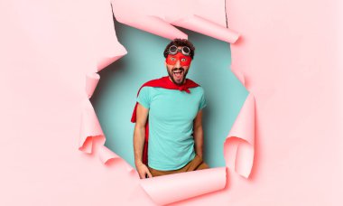 Çılgın süper kahraman adam. Mutlu ve şaşırmış ifade