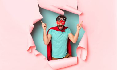 Çılgın süper kahraman adam gururlu yüz ifadesi